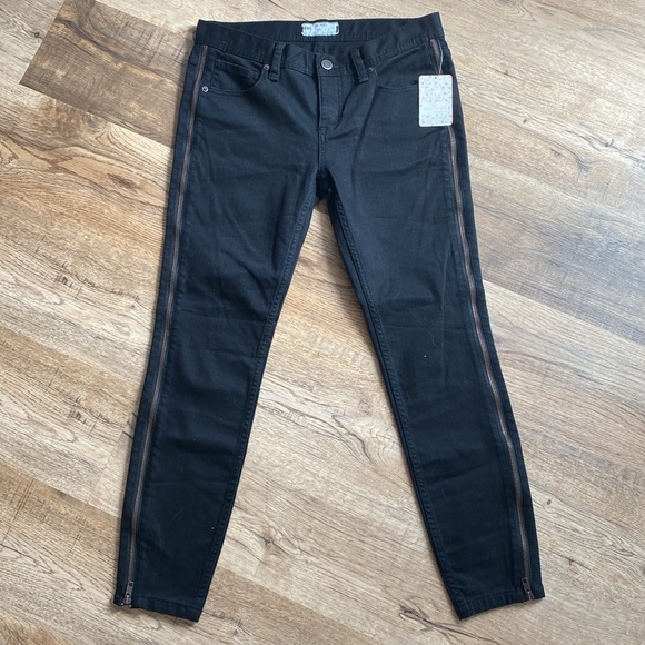 Free People Levon Zipper Black Jeans 28 NWT - Picture 3 of 4